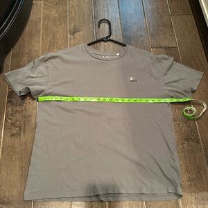 Men’s grey short sleeve tee